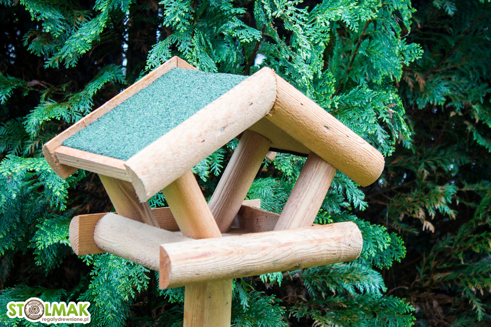 Drewniany karmnik dla ptakw